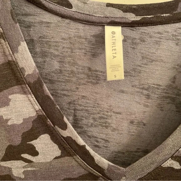 Athleta Breezy Camo Scoop Tee - Size Small - NWOT - Picture 4 of 9